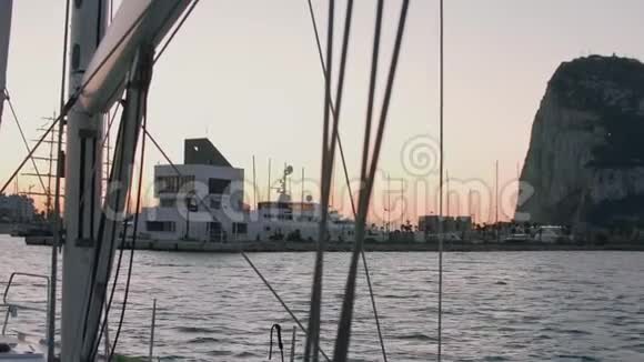 直布罗陀观和阿尔凯迪萨码头的办公大楼从游艇停靠港口视频的预览图