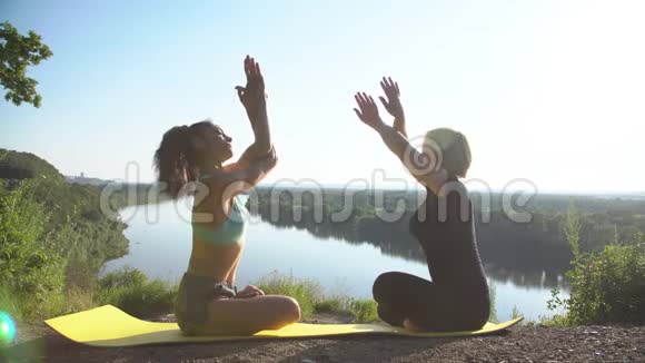 两个女孩在户外练习瑜伽慢动作视频的预览图
