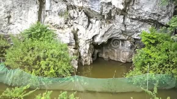 从裸石岩悬崖带着洞穴到湖泊视频的预览图