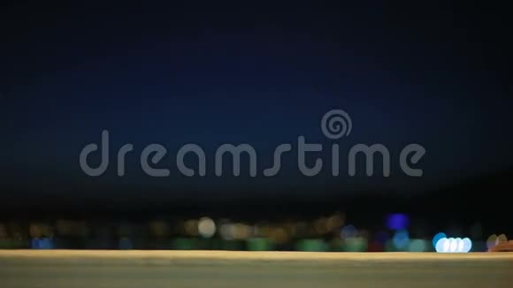 穿着白色长裙的女孩晚上沿着海滩散步视频的预览图
