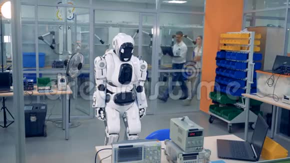男人和女人检查机器人工作视频的预览图