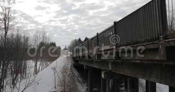 冬季下午旧混凝土桥视频的预览图