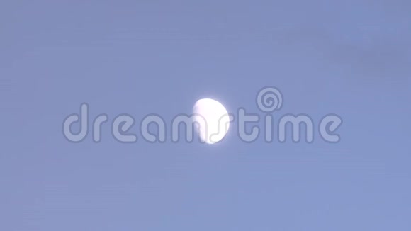 黑山的月亮夕阳红霞美丽的天空视频的预览图