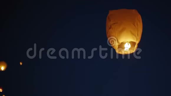 许多中国灯笼在夜空中飞舞视频的预览图