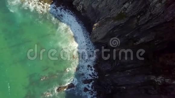 海浪冲击岩石的俯视图视频的预览图