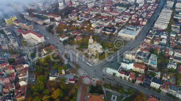 鸟瞰保加利亚瓦尔纳市市中心街道交通大教堂和剧院视频的预览图