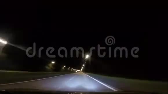 晚上在高速公路上快速驾驶视频的预览图