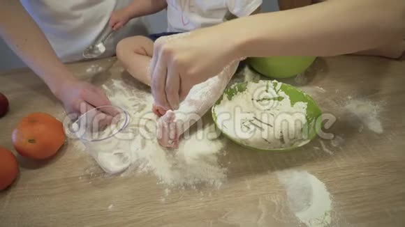 父母和一个小女儿一起在家里的厨房做饭家庭幸福的概念视频的预览图