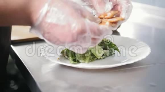 厨房厨师手在商业厨房或餐厅准备沙拉视频的预览图