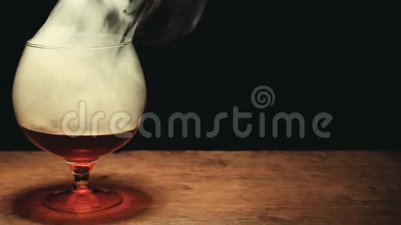 威士忌玻璃烟雾暗背景无人高清镜头视频的预览图