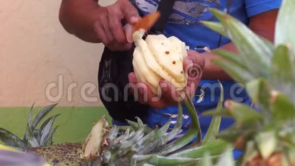 烹饪选手雕刻菠萝为营养烹饪会议做准备视频的预览图