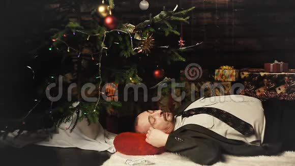 一个商人的现金在圣诞节晚上睡觉视频的预览图