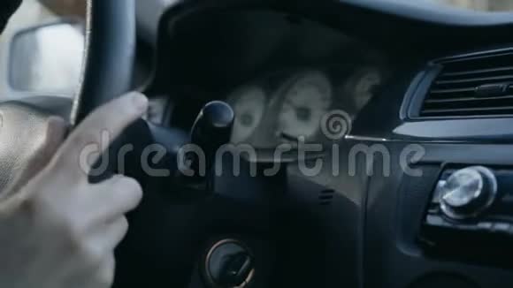 女性双手特写在汽车方向盘上视频的预览图