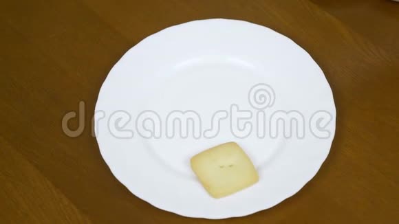 极端的CU年轻女孩把姜饼放在白色盘子上厨房桌上放有双份的盘子深褐色视频的预览图