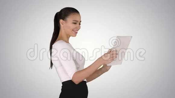 快乐的女人在渐变背景下用平板电脑打视频电话视频的预览图