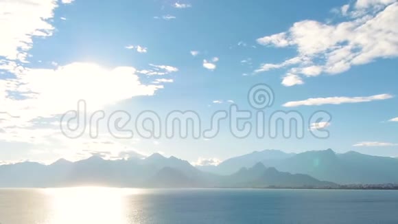 海景和天幕在山脉背景的太阳光下的海景视频的预览图