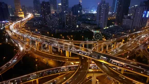 上海交通和车辆夜间在立交桥上行驶视频的预览图