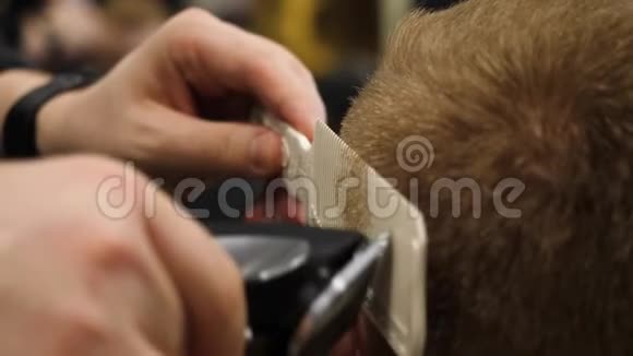 理发店青年理发服务理念男人在理发店给男人理发关门视频的预览图