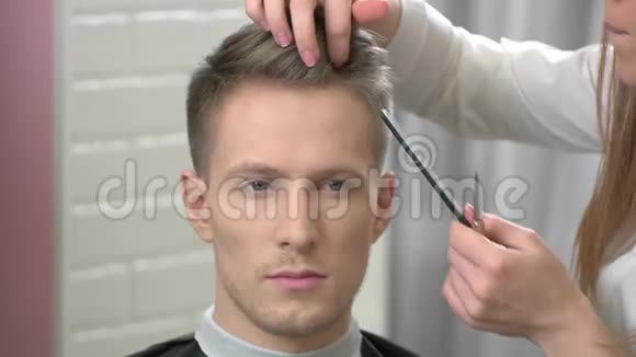 梳梳毛的理发师视频的预览图