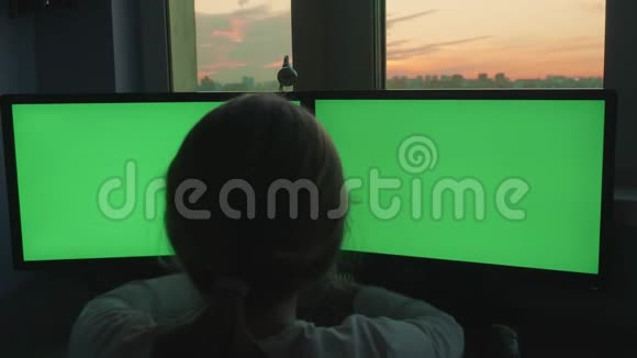 高加索少女通过同步手势控制两台大电脑显示器上的图像视频的预览图