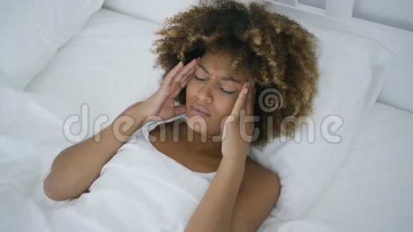 女青年头痛躺在床上视频的预览图