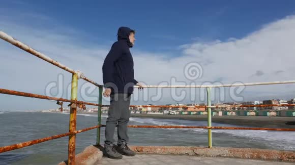 成熟的男人风和日丽的一天视频的预览图