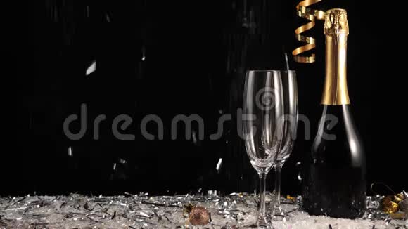好香槟酒两个空杯香槟和一瓶起泡葡萄酒放在白雪公主黑背景下视频的预览图