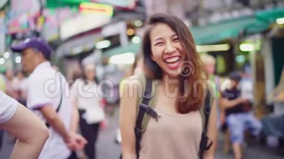 慢动作旅行者背包族亚洲妇女在泰国曼谷的高三路旅行视频的预览图