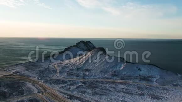 格陵兰山海岸边缘的鸟瞰图格陵兰雪山的空中景色视频的预览图