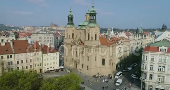 圣尼古拉教堂老城广场捷克共和国布拉格空中景观视频的预览图