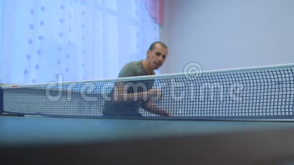 乒乓球正手概念慢动作视频模糊焦点男子乒乓球运动视频的预览图