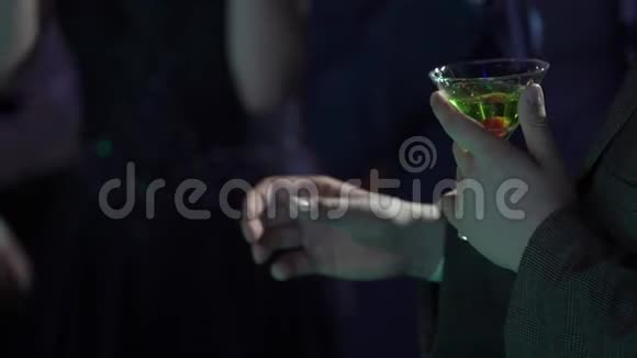 在宴会上男人端着一杯香槟视频的预览图