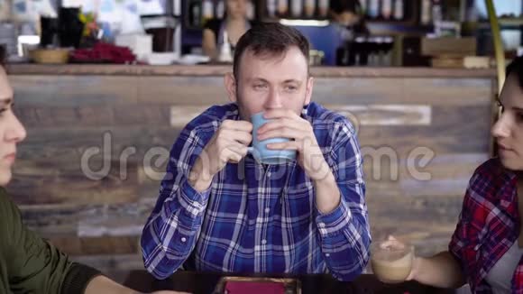 有趣的外表一个成年人喜欢喝咖啡咖啡被倒进一个蓝色的杯子里而不注意两者视频的预览图