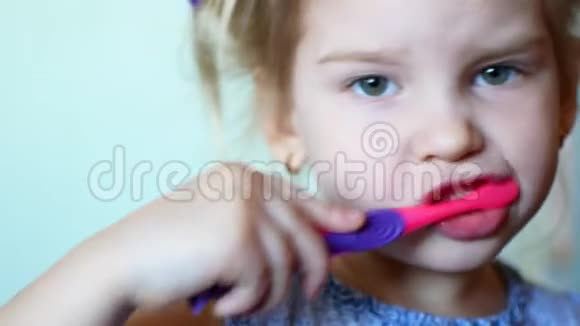 小女孩努力刷牙视频的预览图