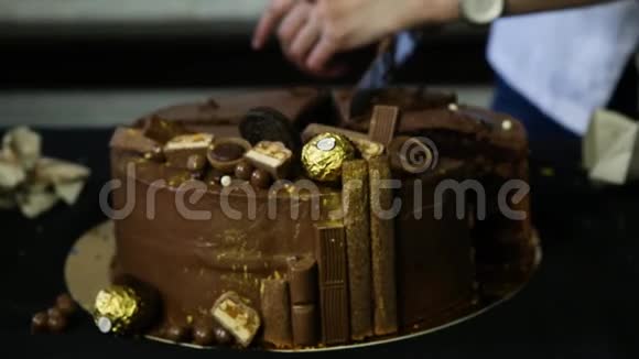 刀切的糖果手大巧克力蛋糕视频的预览图