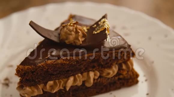 一片巧克力蛋糕放在旋转的白色盘子里视频的预览图