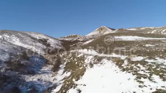 阿尔卑斯山空中景色冬天雪下的山脉蓝天雪山景观全景视频的预览图