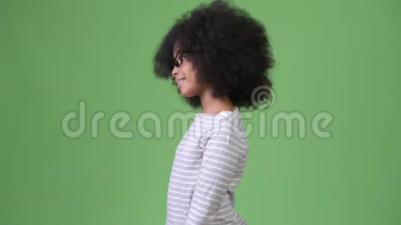 一个年轻可爱的非洲女孩带着非洲的头发微笑视频的预览图