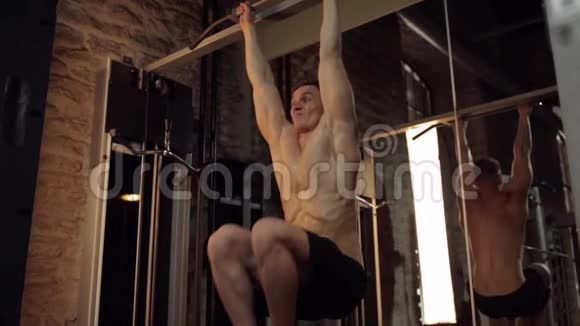 男子在健身房做拉杠腹部运动视频的预览图