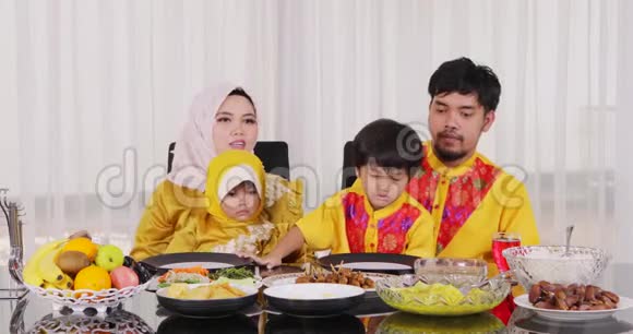 快乐的穆斯林家庭一起吃晚饭视频的预览图