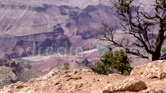 亚利桑那州大峡谷大峡谷底部横跨科罗拉多河的平底锅视频的预览图