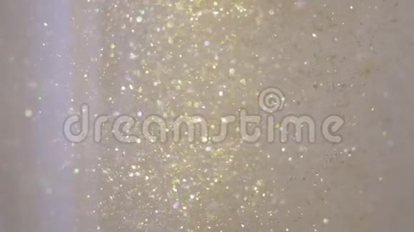 伏特加中浮光掠影五颜六色的金色颜料在水中混合墨水在水下旋转丝滑的墨水云宏观竞争视频的预览图