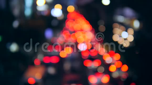 惊人的Blur汽车夜间交通灯博克在繁忙的街道在曼谷泰国4K视频的预览图