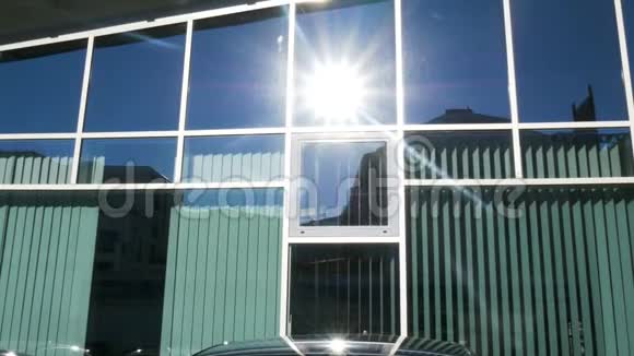 办公室百叶窗和明亮的太阳视频的预览图