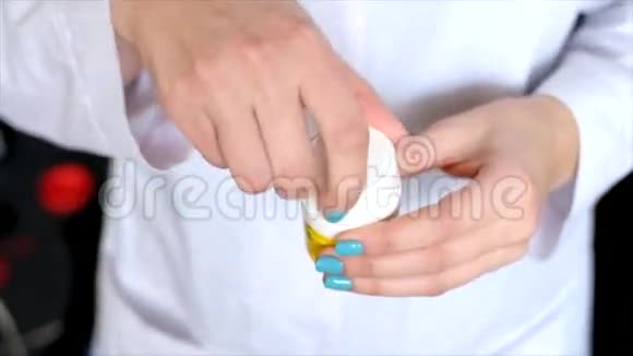 手里的药视频的预览图