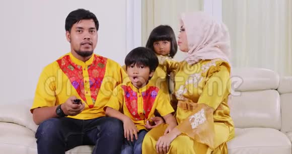 穆斯林家庭一起看电视视频的预览图