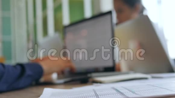 年轻的程序员在电脑上完成工作在办公室的桌子上戴上眼镜4K慢行视频的预览图