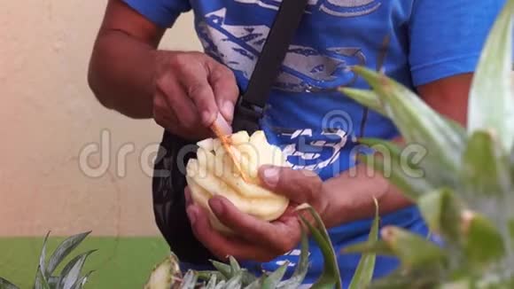烹饪选手雕刻菠萝为营养烹饪会议做准备视频的预览图