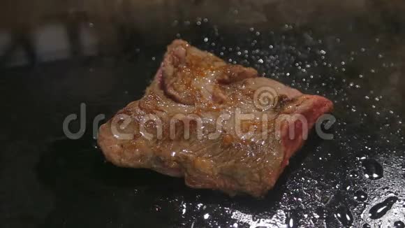 肉排在炉子上煎翻视频的预览图