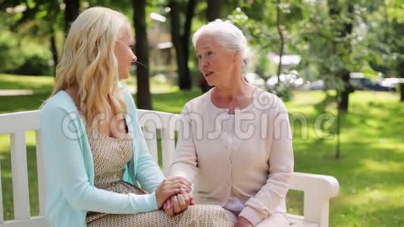 女儿和老妈在公园长凳上聊天视频的预览图
